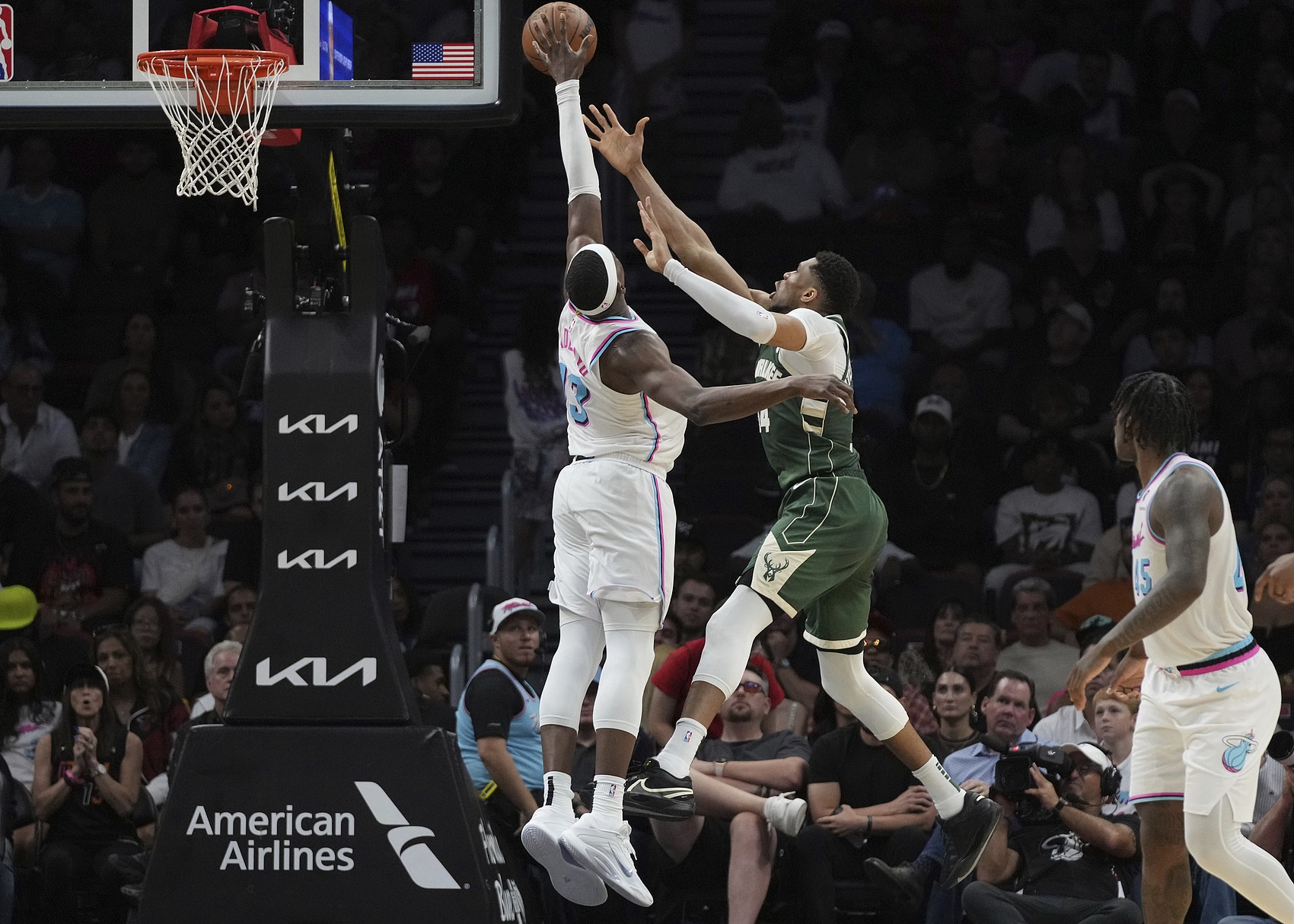 开云app下载-队记:热火直到昨晚深夜才得知 雄鹿可能不会在今天交易字母