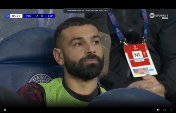 关键战坐全场板凳!萨拉赫坐在场边面无表情,利物浦0-2遭完败