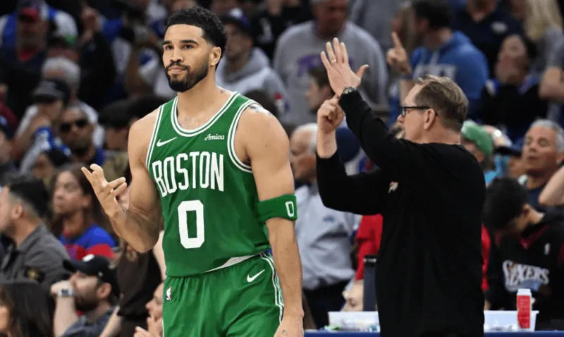 开云中国网站-塔图姆近4战场均37分钟，贡献24.8+9.3+8.5，投篮49.3%