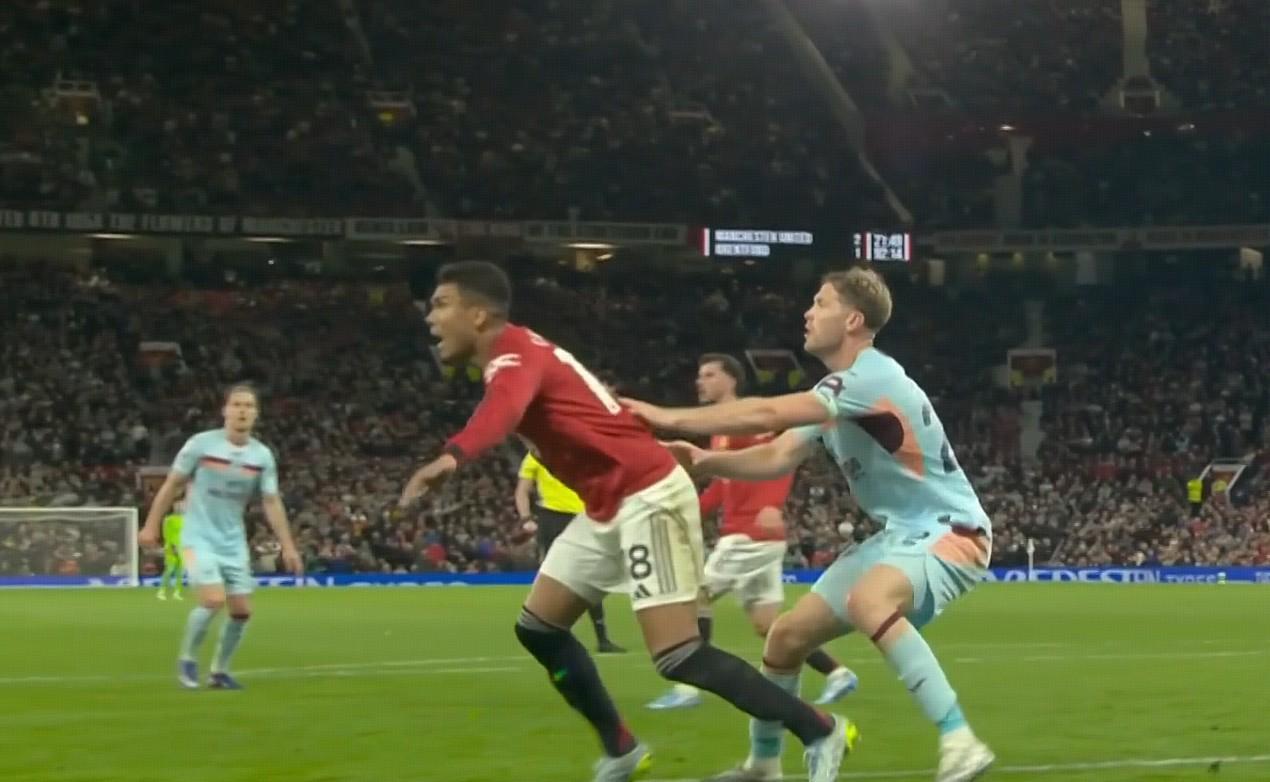 开云app下载-都是经验，卡塞米罗连续诱骗科林斯对自己犯规并使其染黄